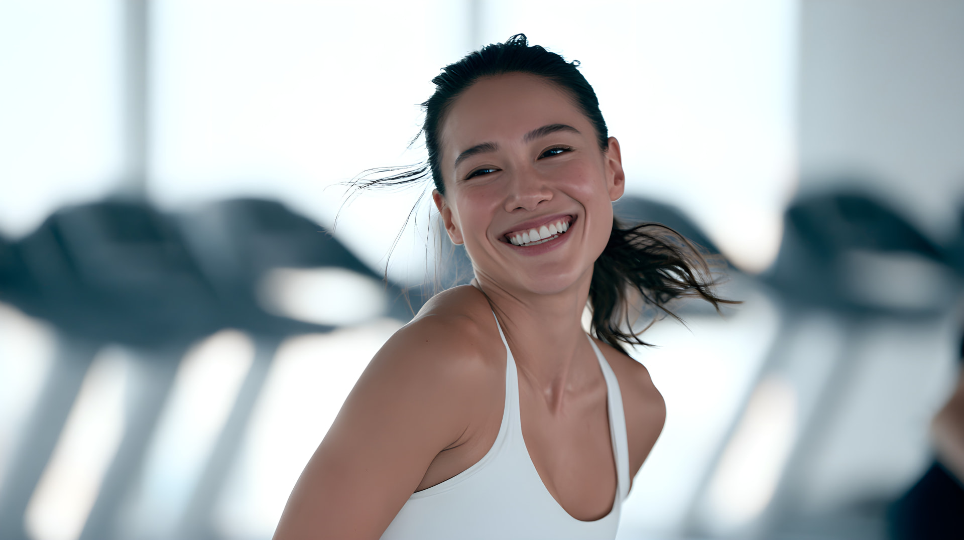 トレッドミルでランニングをする女性のイメージ