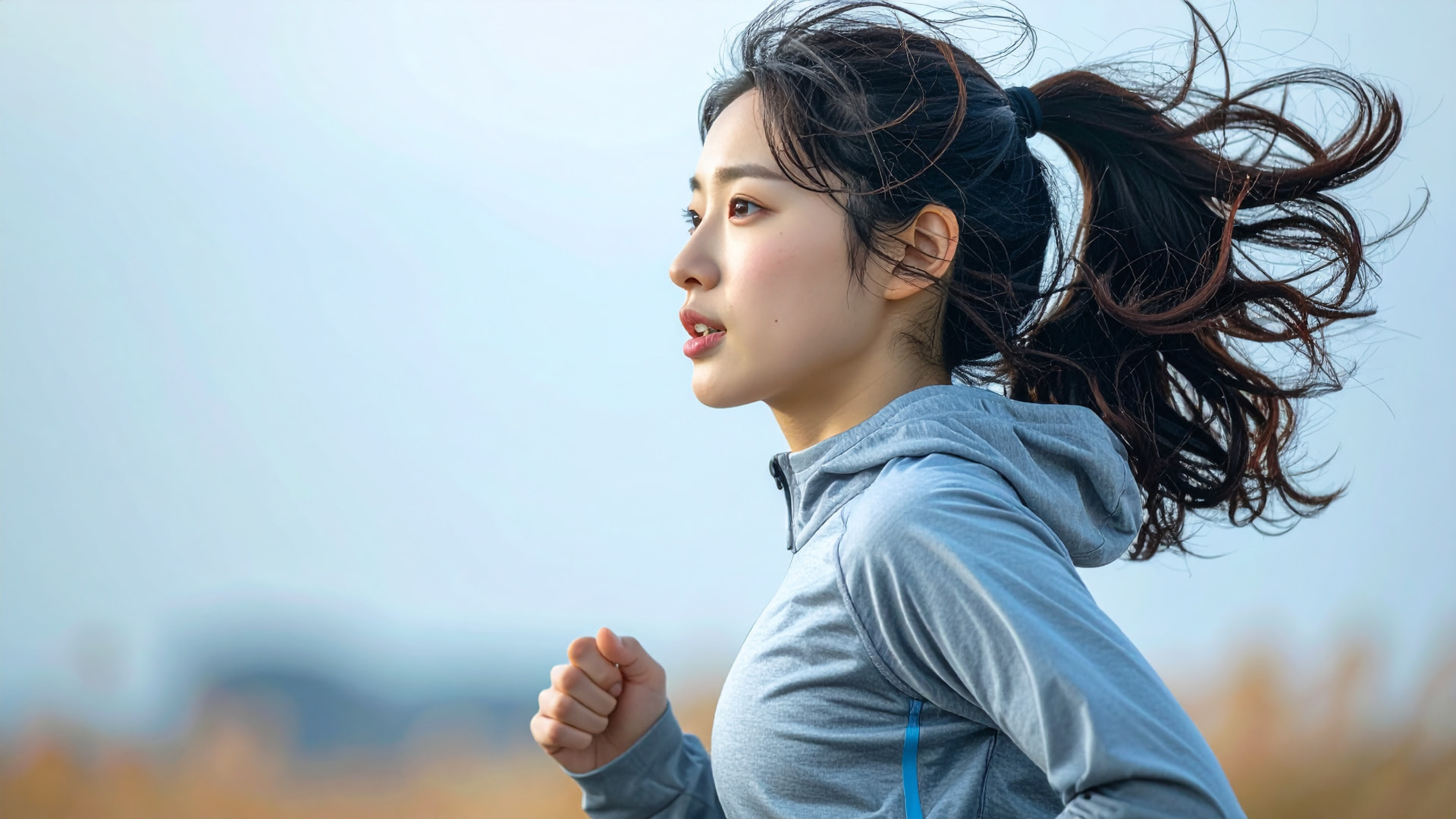 屋外をランニングする女性