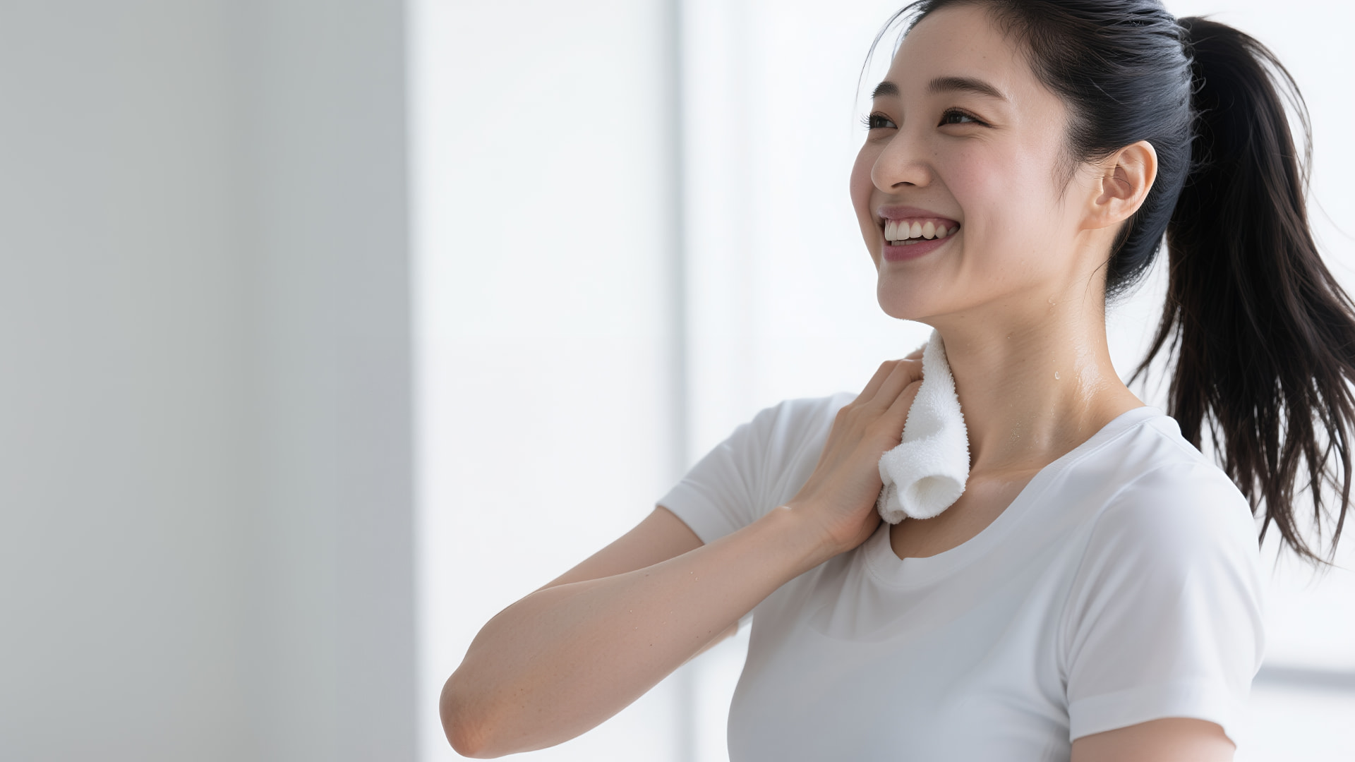 汗をかいたあと、白いTシャツ姿で爽やかに微笑む女性